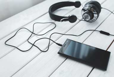 18岁棋手挑战棋坛霸主：国际象棋新势力与传奇对决